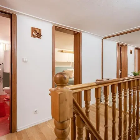 Cozy 3 Bedrooms In 7st Districht 아파트